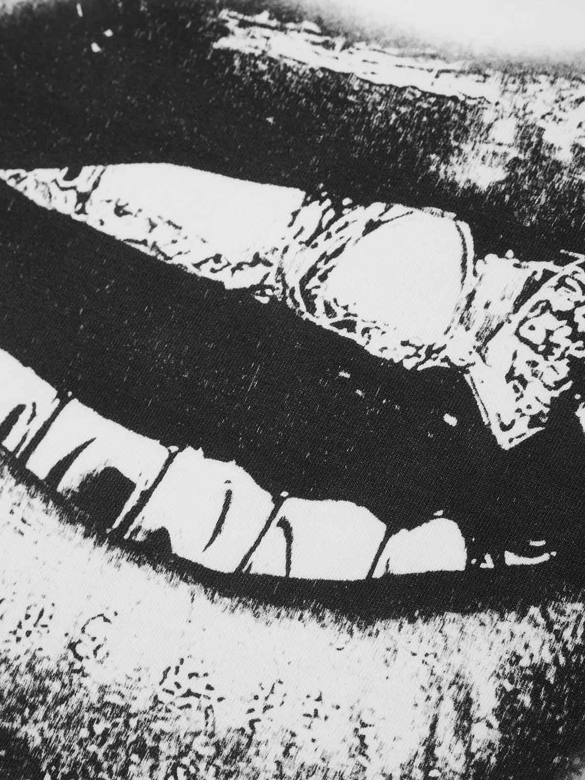 Black & White Lips Shell Print T-Shirt - Image 7