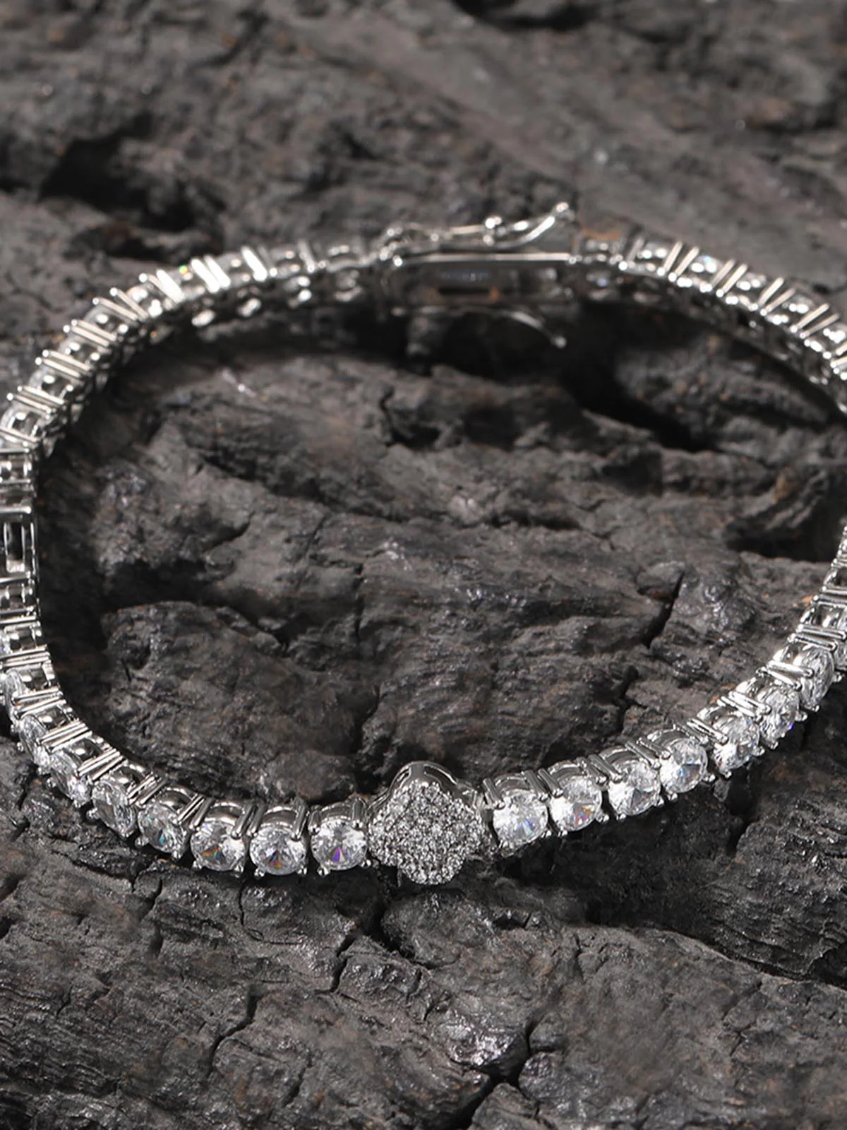 Copper-Inlaid Zircon Fully-Paved Clover Bracelet - Image 8